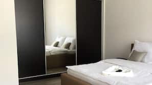 1 quarto, escrivaninha, cortinas blackout, ferros/tábuas de passar roupa
