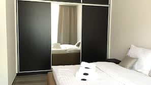 1 quarto, escrivaninha, cortinas blackout, ferros/tábuas de passar roupa