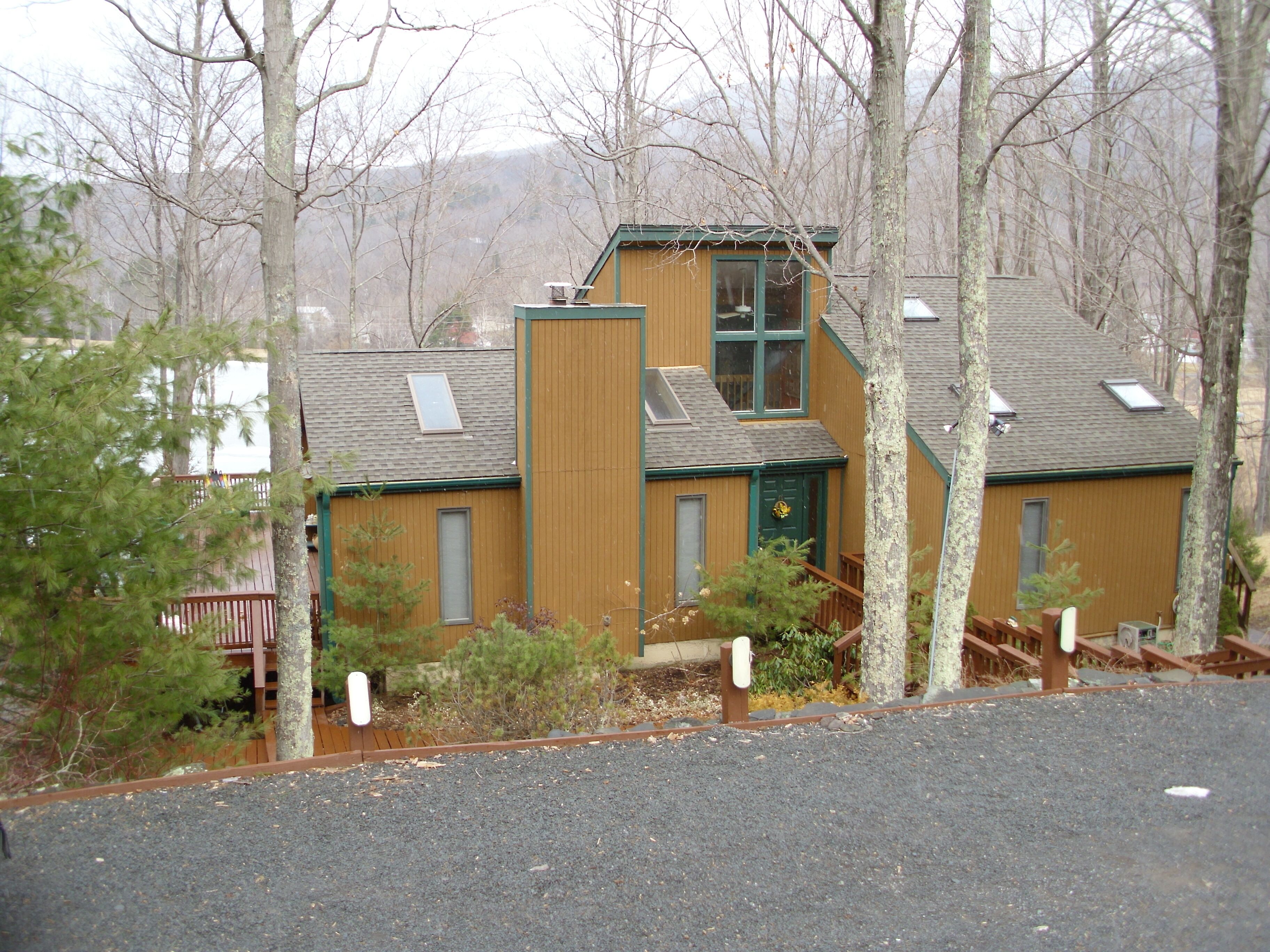 Fabulous 4-Season Lakefront Lodge on Hunter Mountain! in Kingston, United States