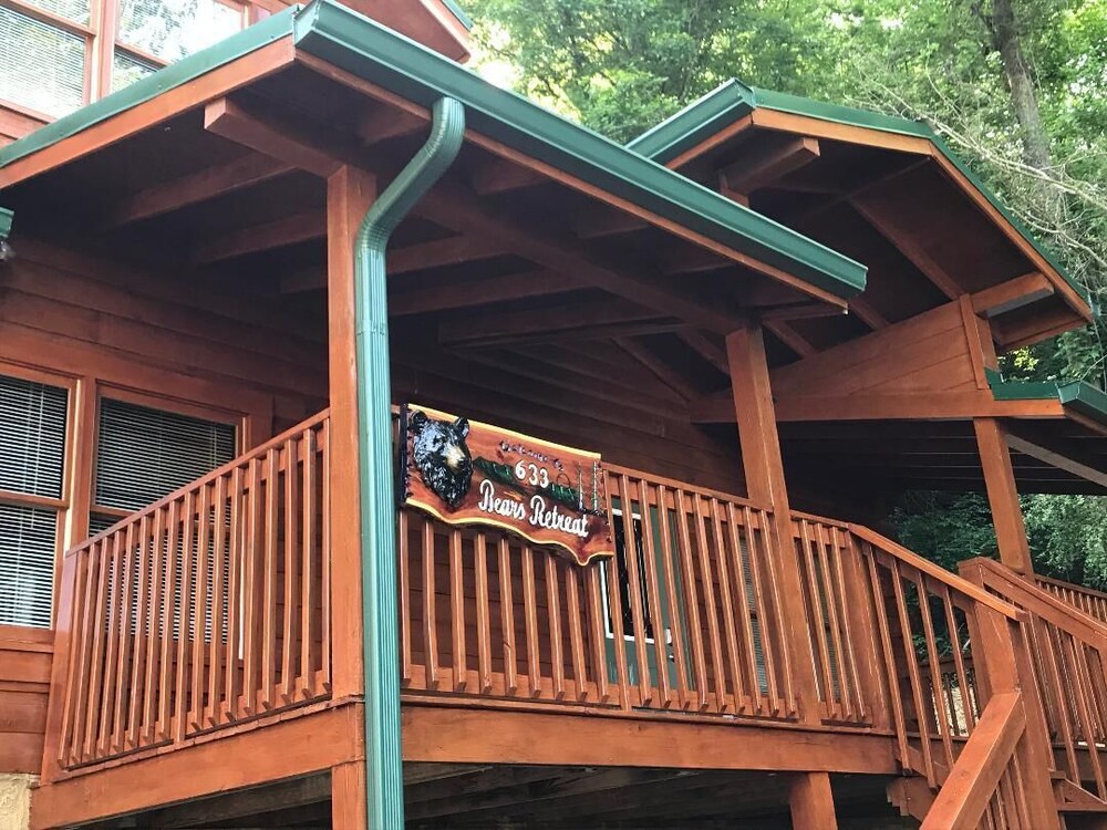 Bears Retreat Luxury 2 Bdr 2 Bth Cabin 5 Minutes To Pigeon Forge