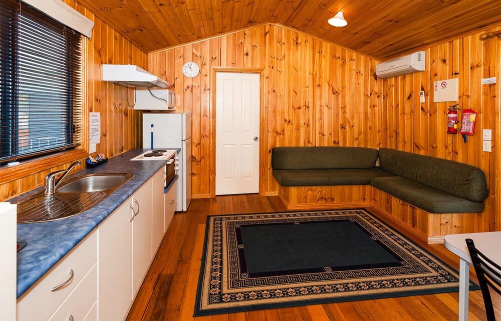 SNUG BEACH CABIN AND CARAVAN PARK