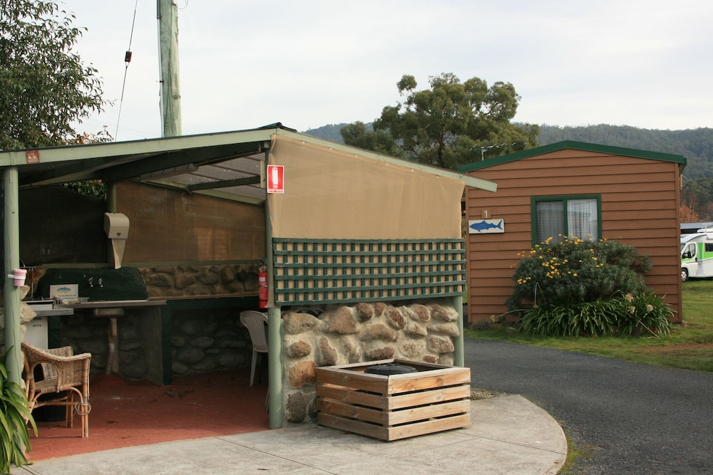SNUG BEACH CABIN AND CARAVAN PARK