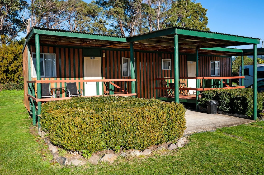 SNUG BEACH CABIN AND CARAVAN PARK