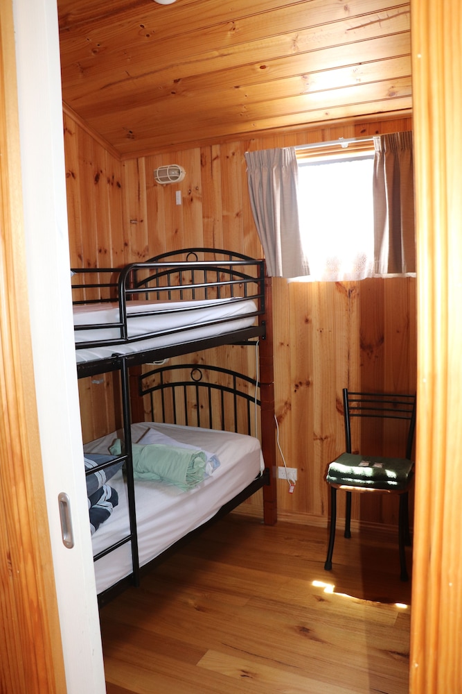 SNUG BEACH CABIN AND CARAVAN PARK