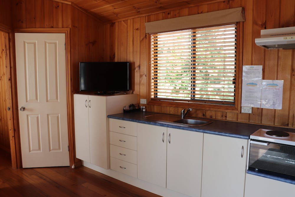 SNUG BEACH CABIN AND CARAVAN PARK