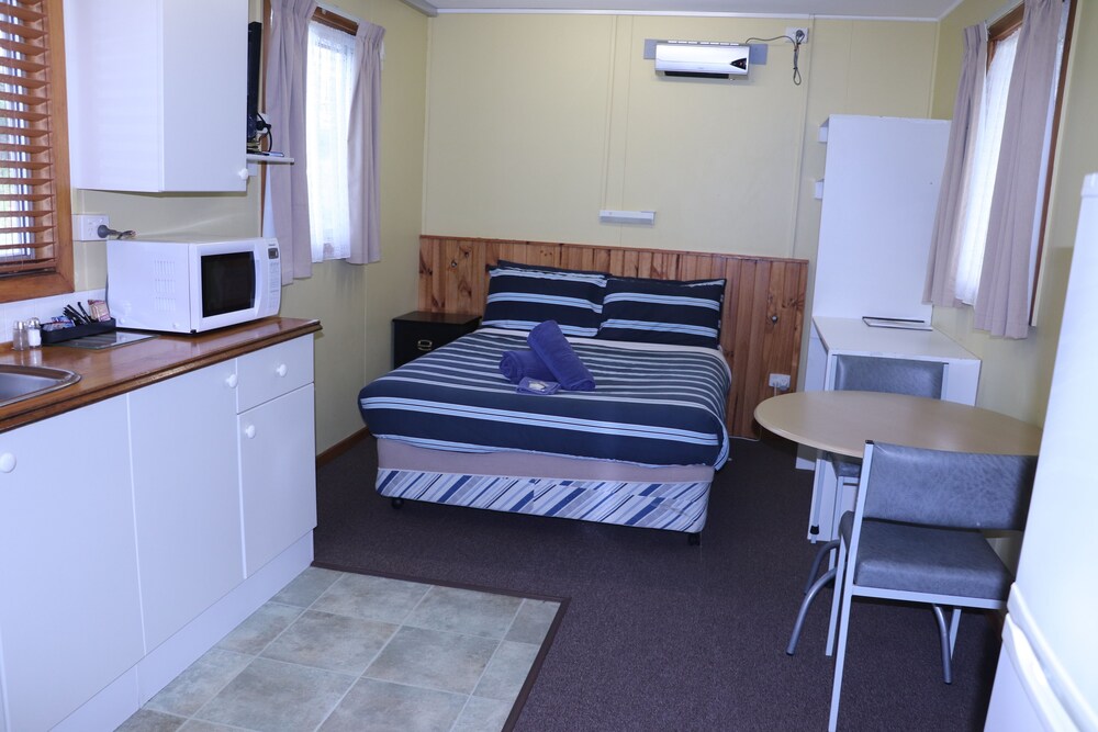 SNUG BEACH CABIN AND CARAVAN PARK