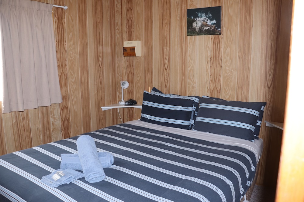SNUG BEACH CABIN AND CARAVAN PARK