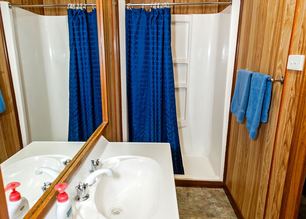 SNUG BEACH CABIN AND CARAVAN PARK