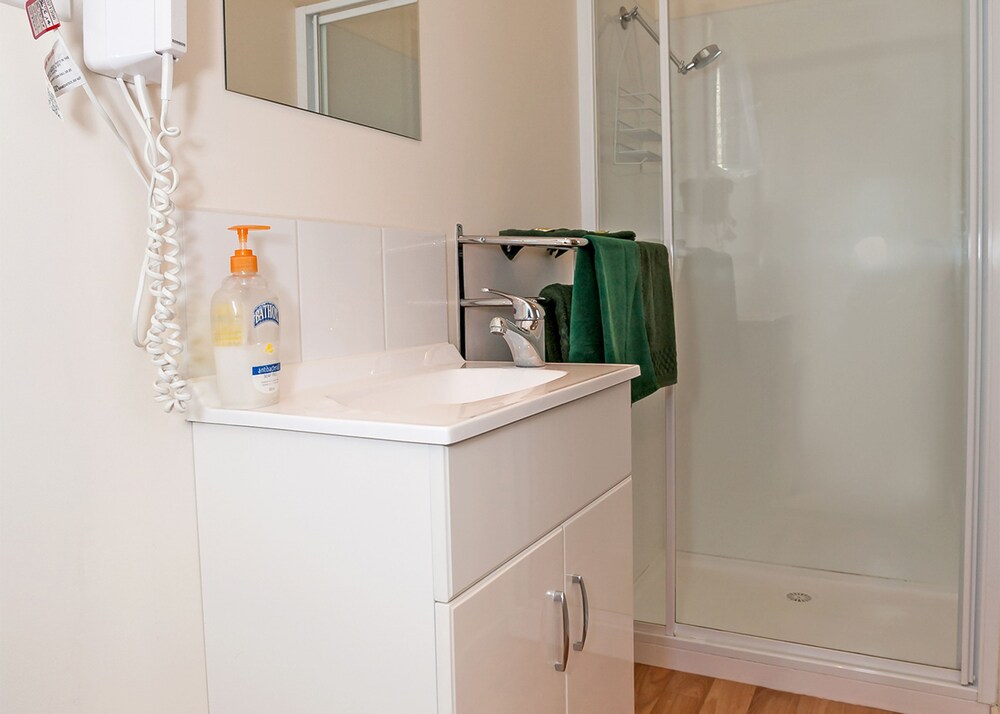 SNUG BEACH CABIN AND CARAVAN PARK