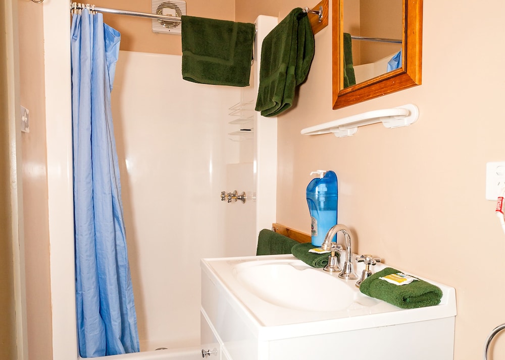 SNUG BEACH CABIN AND CARAVAN PARK
