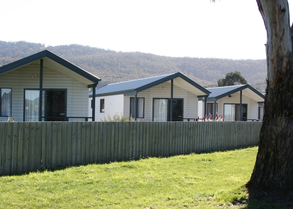 SNUG BEACH CABIN AND CARAVAN PARK