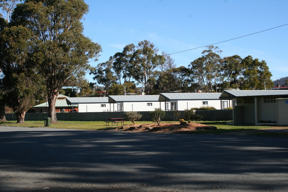 SNUG BEACH CABIN AND CARAVAN PARK