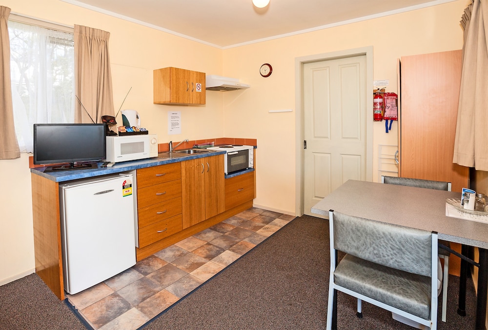 SNUG BEACH CABIN AND CARAVAN PARK