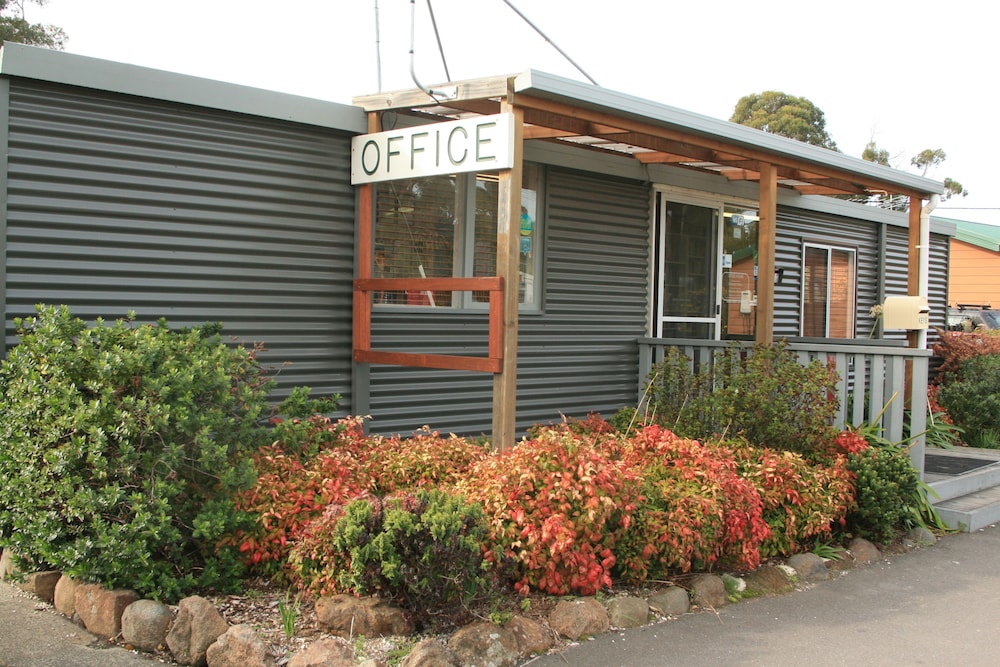 SNUG BEACH CABIN AND CARAVAN PARK