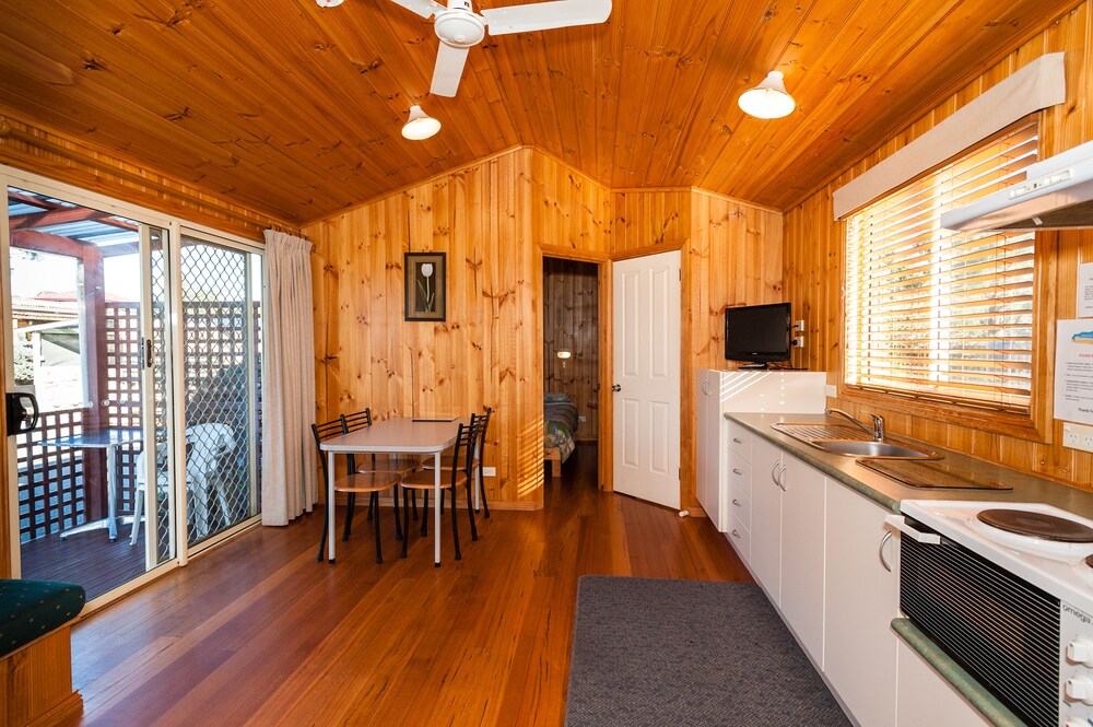 SNUG BEACH CABIN AND CARAVAN PARK