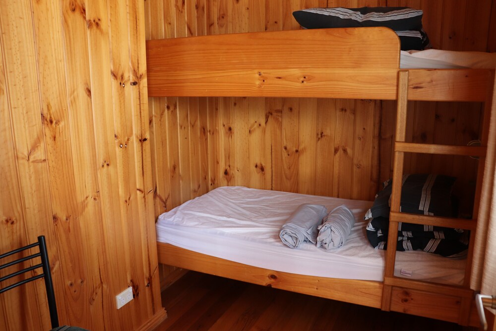 SNUG BEACH CABIN AND CARAVAN PARK