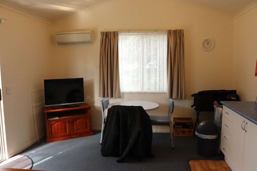 SNUG BEACH CABIN AND CARAVAN PARK