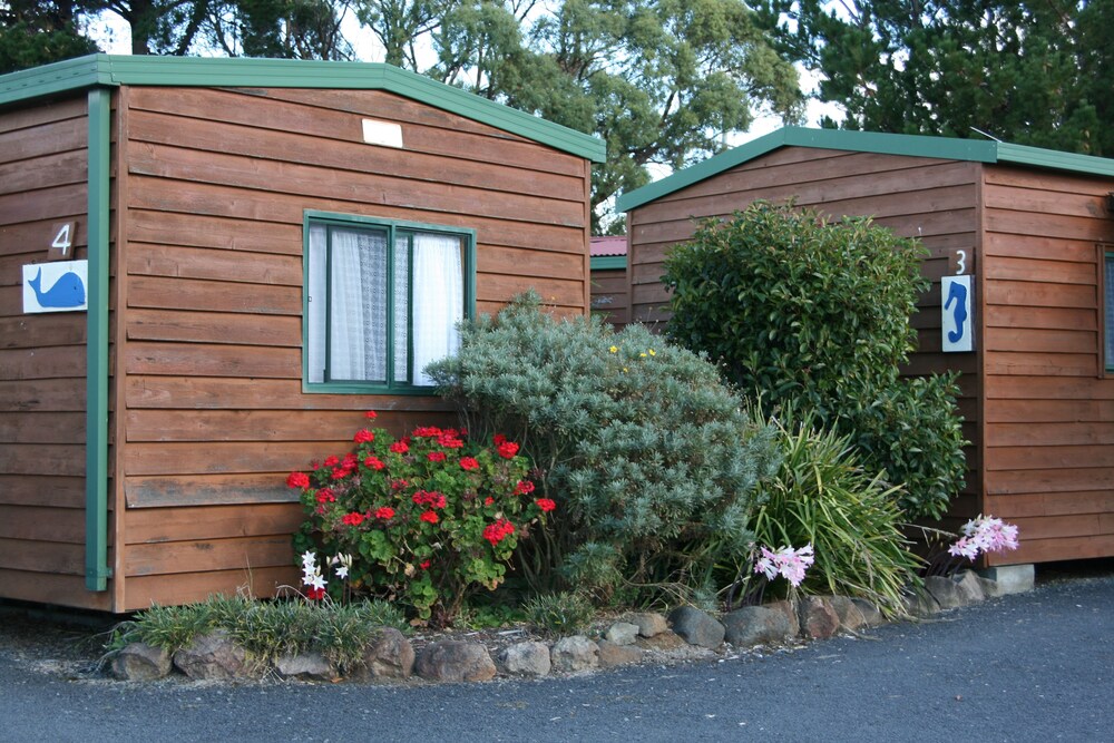 SNUG BEACH CABIN AND CARAVAN PARK