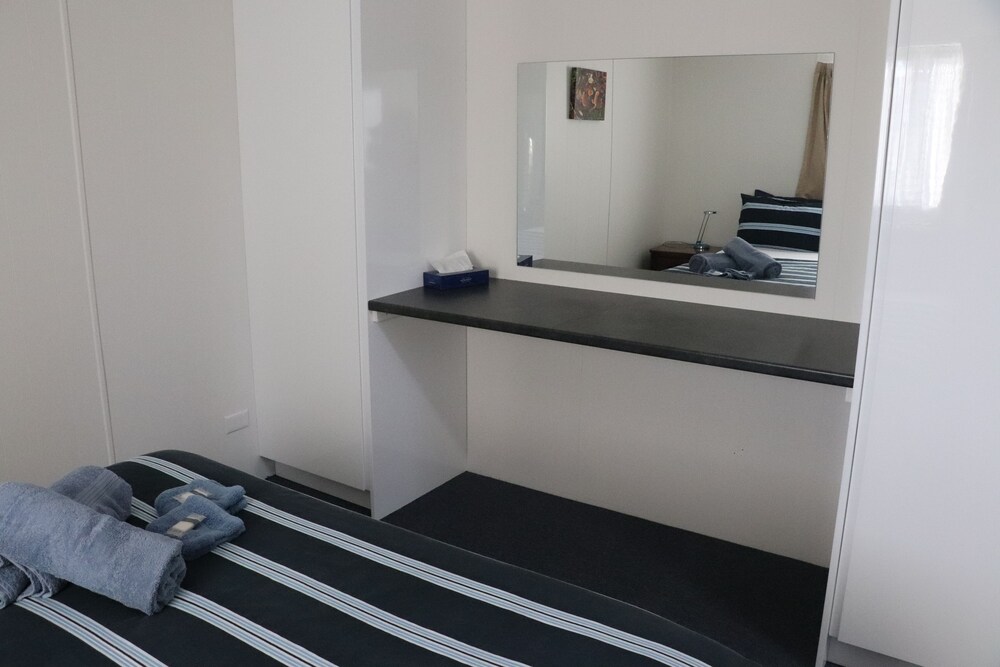 SNUG BEACH CABIN AND CARAVAN PARK