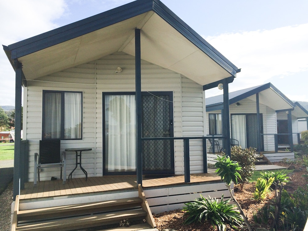 SNUG BEACH CABIN AND CARAVAN PARK