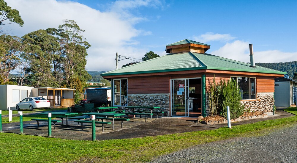 SNUG BEACH CABIN AND CARAVAN PARK
