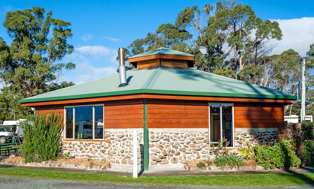 SNUG BEACH CABIN AND CARAVAN PARK