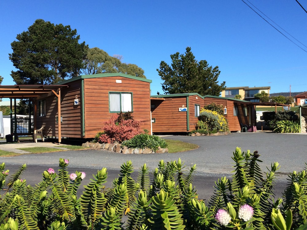 SNUG BEACH CABIN AND CARAVAN PARK