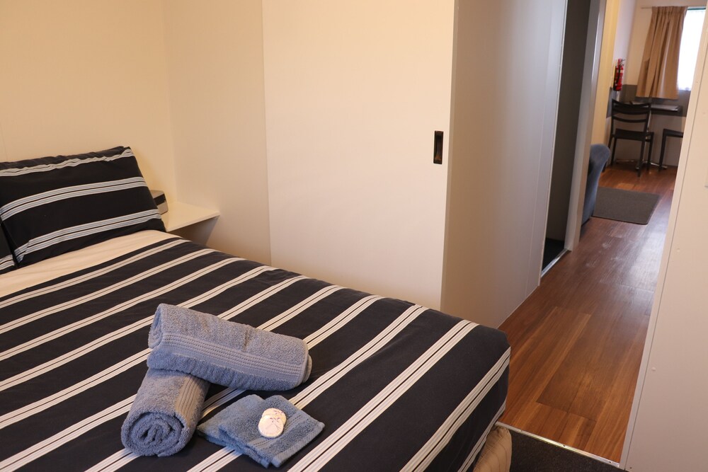 SNUG BEACH CABIN AND CARAVAN PARK
