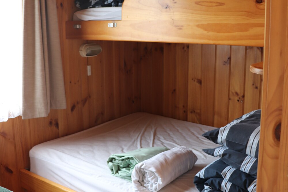 SNUG BEACH CABIN AND CARAVAN PARK