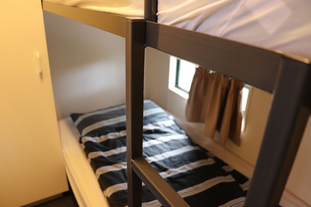 SNUG BEACH CABIN AND CARAVAN PARK