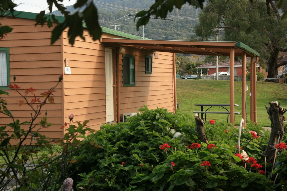 SNUG BEACH CABIN AND CARAVAN PARK
