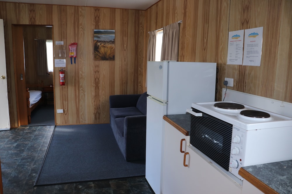SNUG BEACH CABIN AND CARAVAN PARK