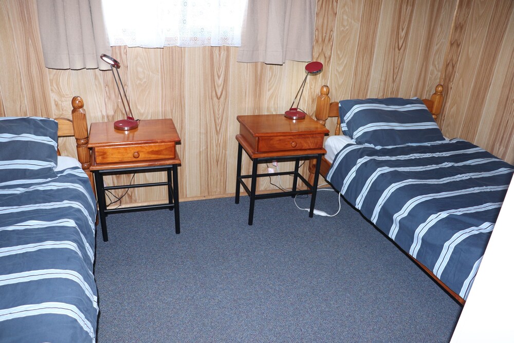SNUG BEACH CABIN AND CARAVAN PARK