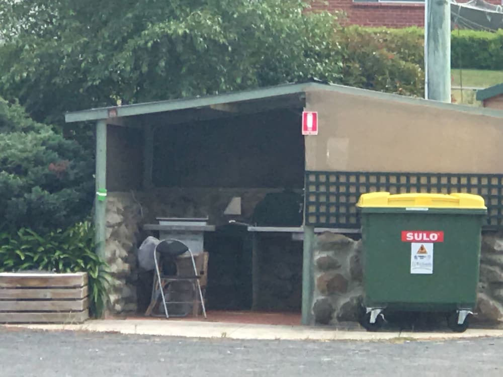 SNUG BEACH CABIN AND CARAVAN PARK