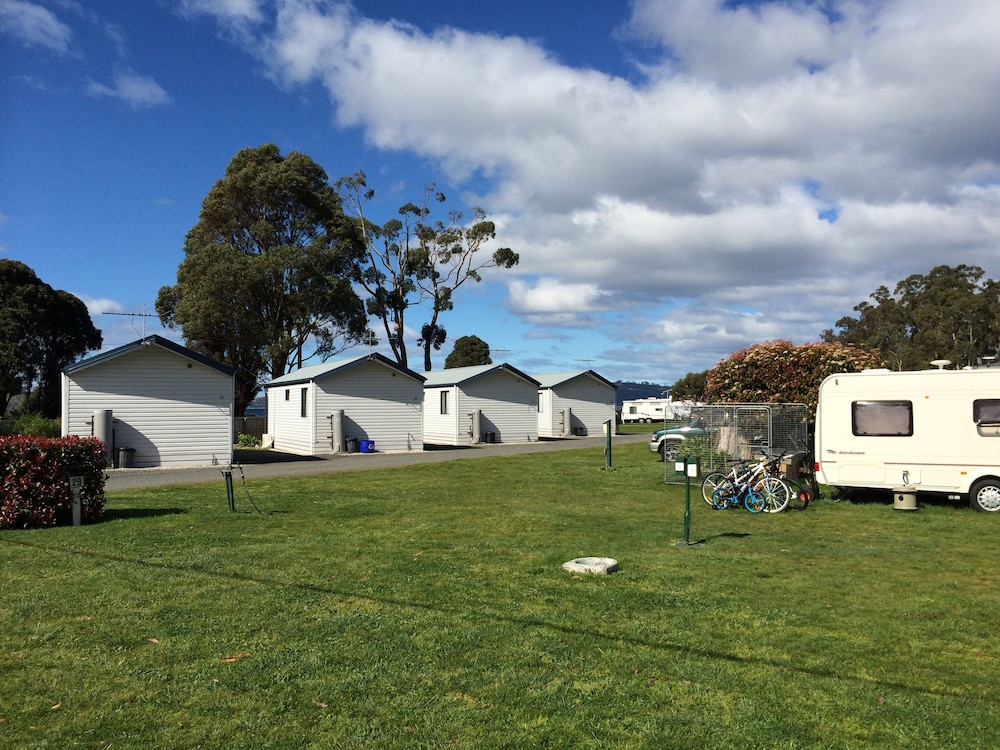 SNUG BEACH CABIN AND CARAVAN PARK