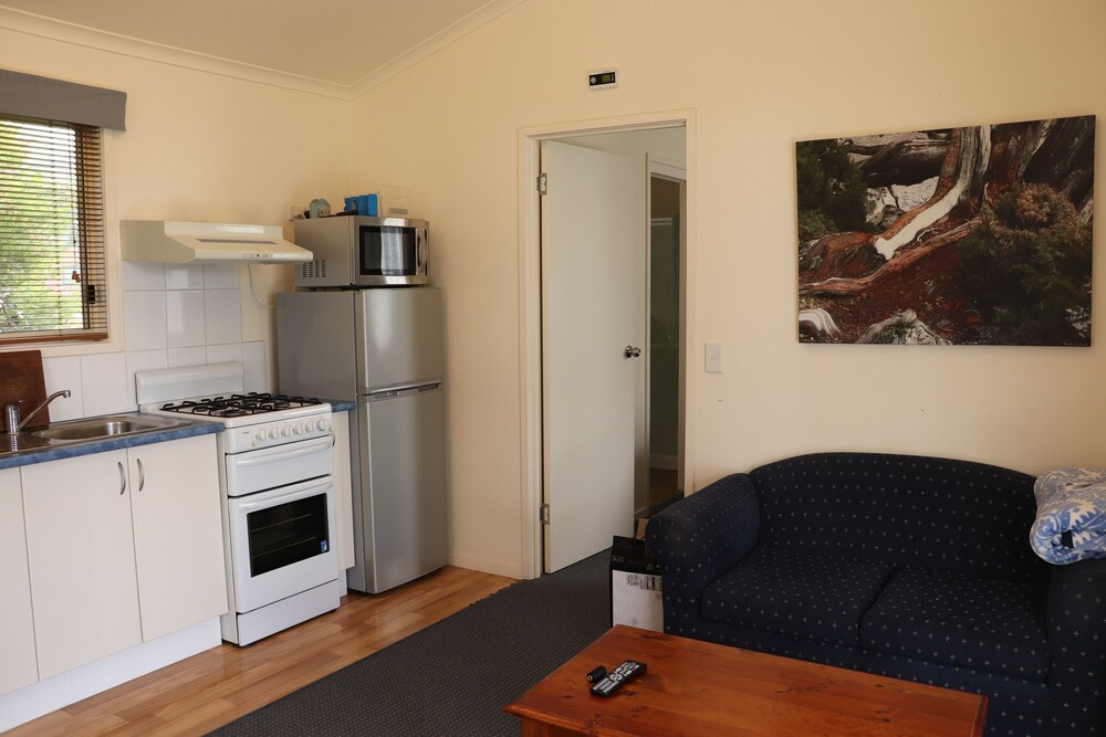 SNUG BEACH CABIN AND CARAVAN PARK