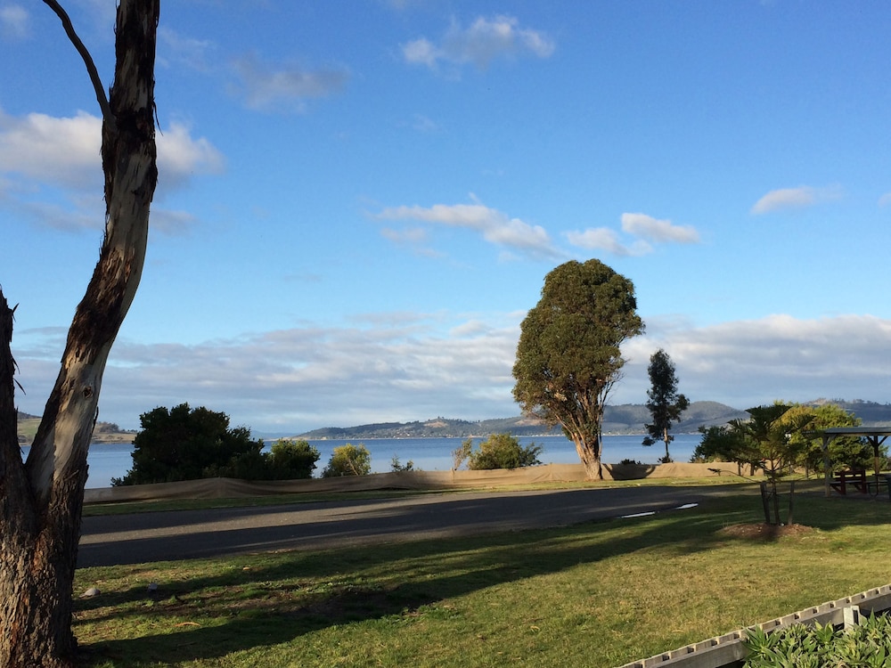 SNUG BEACH CABIN AND CARAVAN PARK