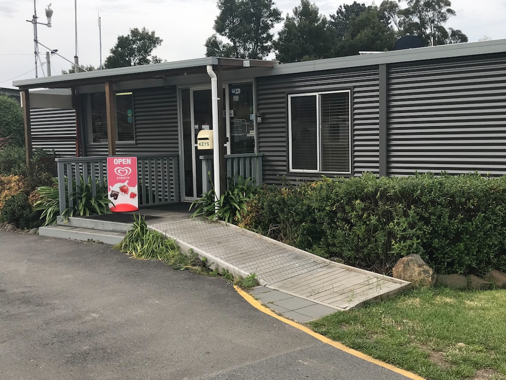 SNUG BEACH CABIN AND CARAVAN PARK