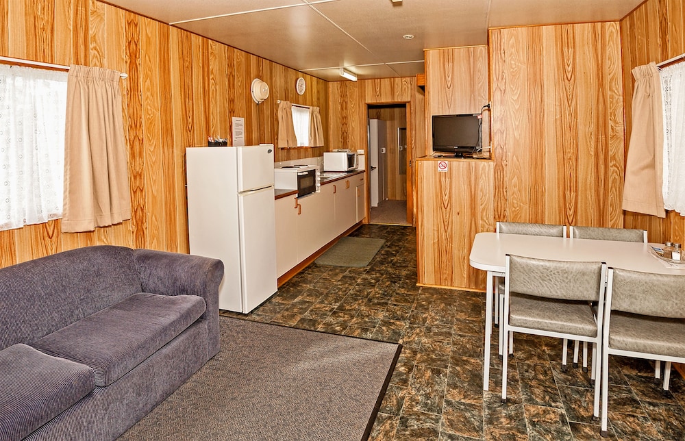 SNUG BEACH CABIN AND CARAVAN PARK