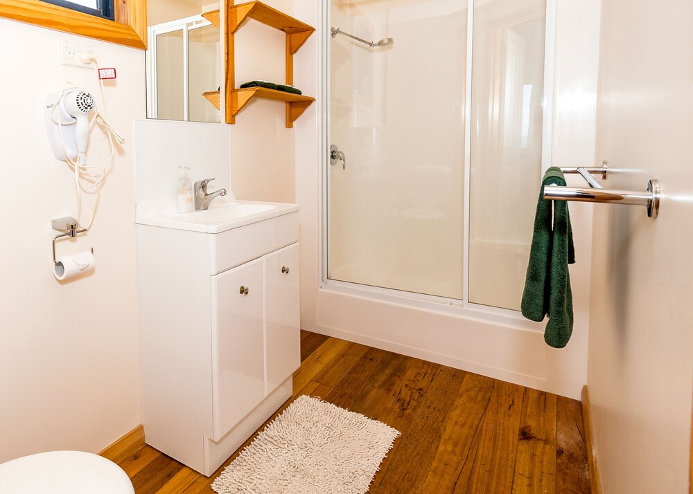 SNUG BEACH CABIN AND CARAVAN PARK