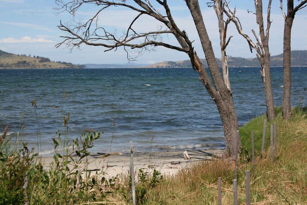 SNUG BEACH CABIN AND CARAVAN PARK