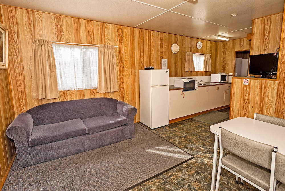 SNUG BEACH CABIN AND CARAVAN PARK