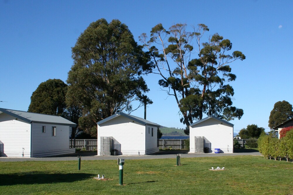 SNUG BEACH CABIN AND CARAVAN PARK
