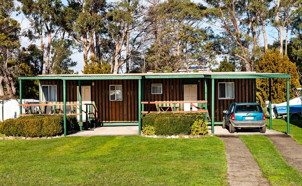 SNUG BEACH CABIN AND CARAVAN PARK