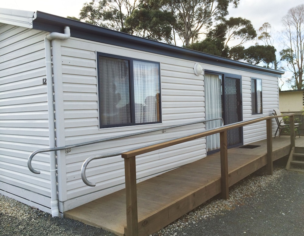 SNUG BEACH CABIN AND CARAVAN PARK