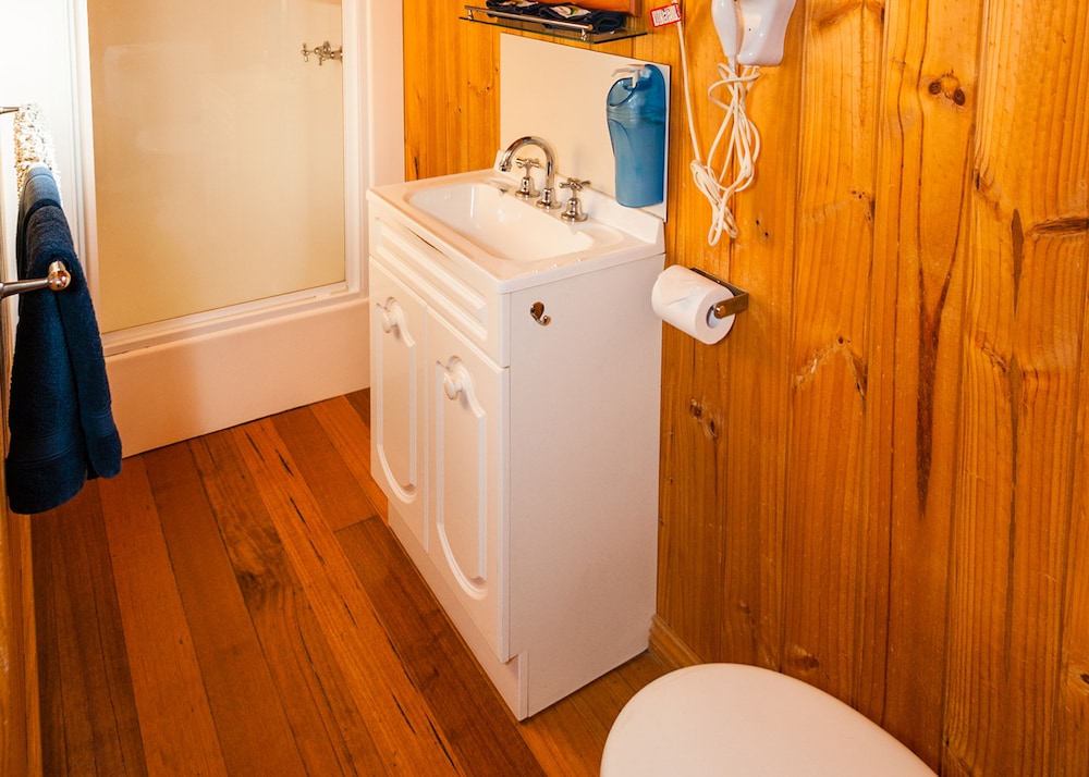 SNUG BEACH CABIN AND CARAVAN PARK