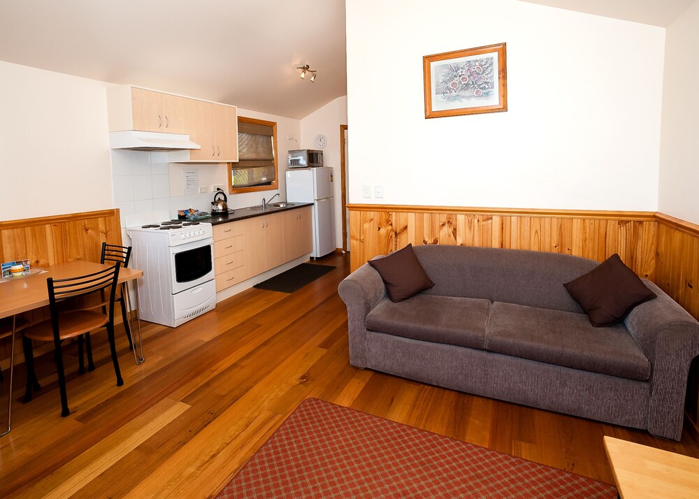 SNUG BEACH CABIN AND CARAVAN PARK