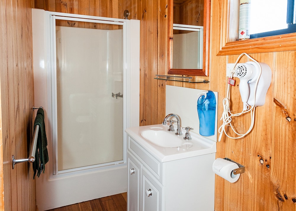 SNUG BEACH CABIN AND CARAVAN PARK