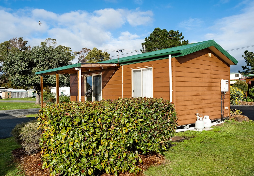 SNUG BEACH CABIN AND CARAVAN PARK