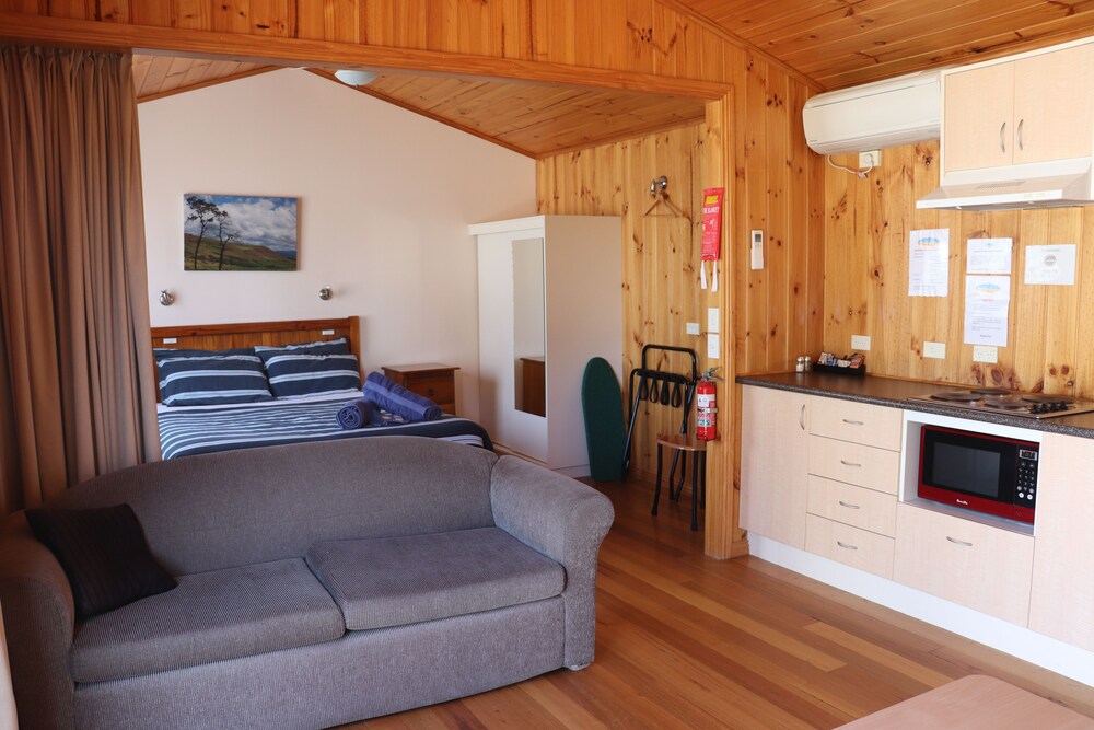 SNUG BEACH CABIN AND CARAVAN PARK